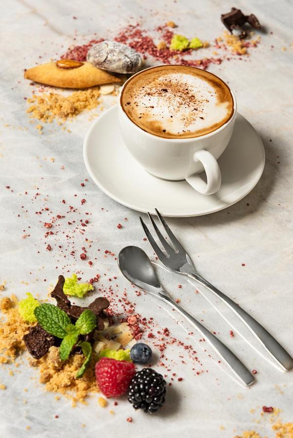 Asiana Grand Hotel Dubai Ngoại thất bức ảnh A coffee cup with a saucer